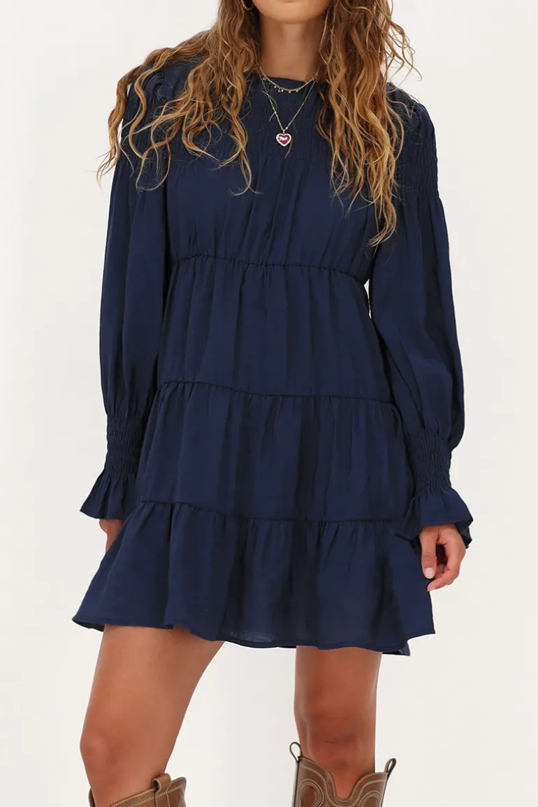 Robe Bleu Foncé Avec Plis Et Manches à Volants