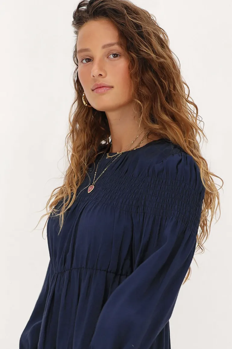 Robe Bleu Foncé Avec Plis Et Manches à Volants