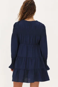 Robe Bleu Foncé Avec Plis Et Manches à Volants