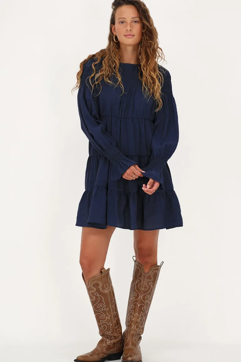 Robe Bleu Foncé Avec Plis Et Manches à Volants