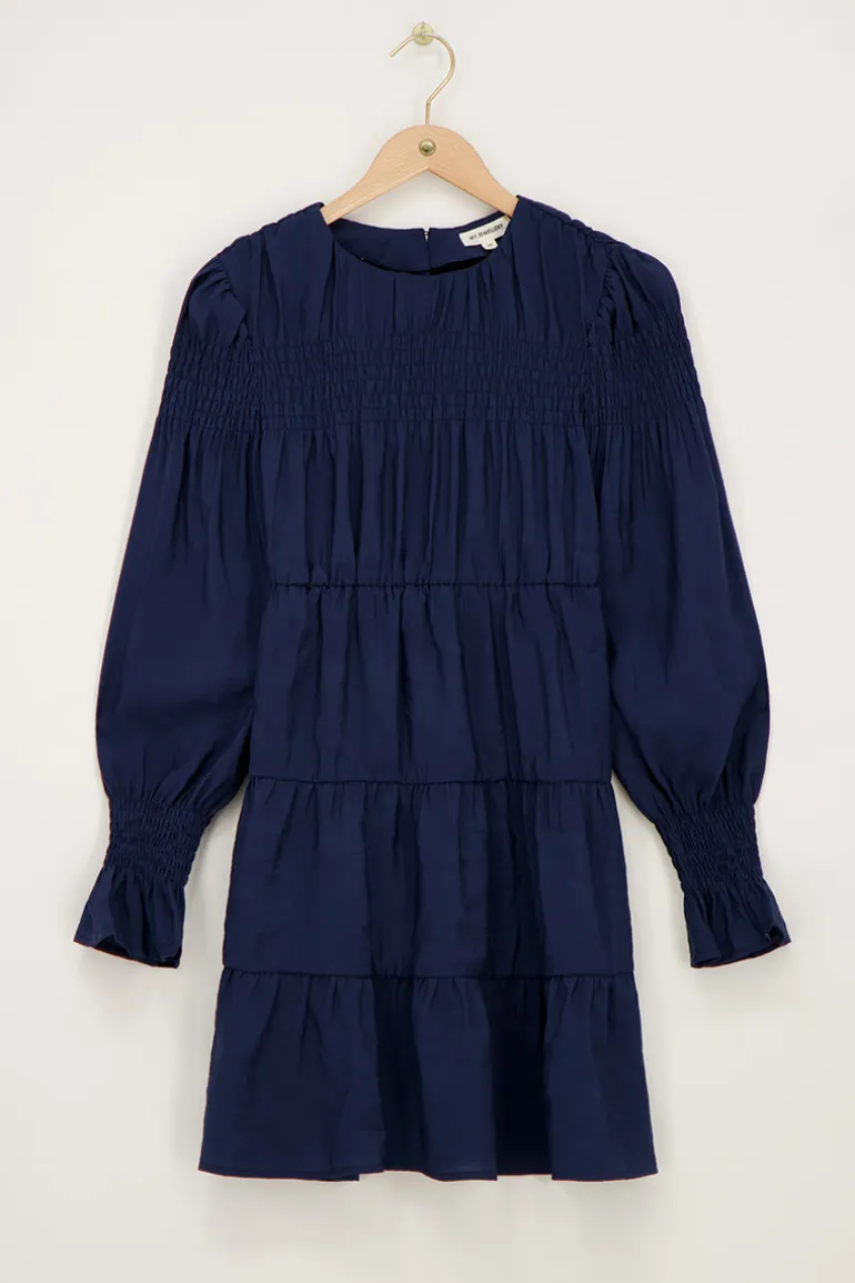 Robe Bleu Foncé Avec Plis Et Manches à Volants