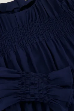 Robe Bleu Foncé Avec Plis Et Manches à Volants