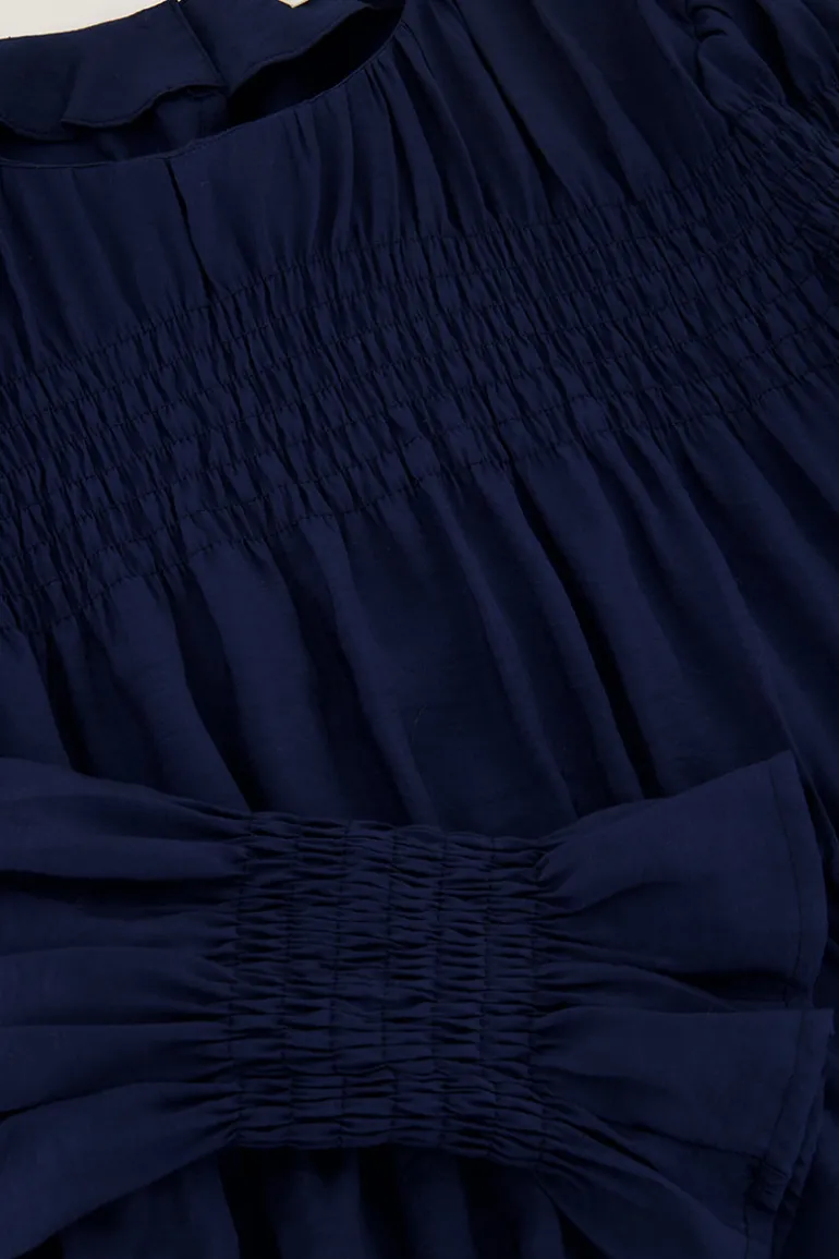 Robe Bleu Foncé Avec Plis Et Manches à Volants