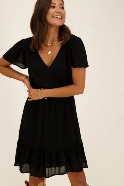 Robe Courte Noire Avec Encolure En V