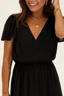 Robe Courte Noire Avec Encolure En V
