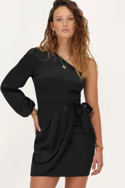 Robe Drappée Noire Satinée à épaule Dénudée