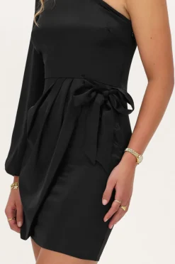 Robe Drappée Noire Satinée à épaule Dénudée