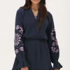 Robe En Mousseline Bleu Foncé Avec Broderie Lilas