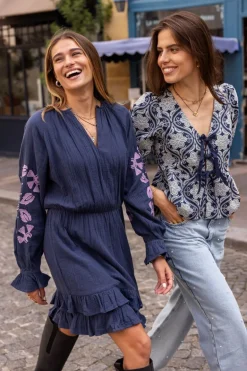 Robe En Mousseline Bleu Foncé Avec Broderie Lilas