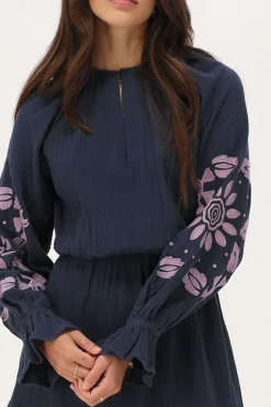 Robe En Mousseline Bleu Foncé Avec Broderie Lilas