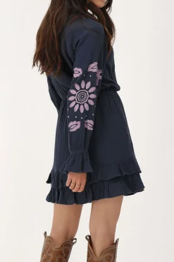 Robe En Mousseline Bleu Foncé Avec Broderie Lilas