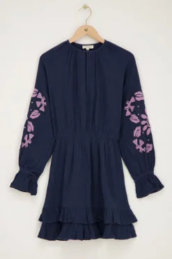 Robe En Mousseline Bleu Foncé Avec Broderie Lilas