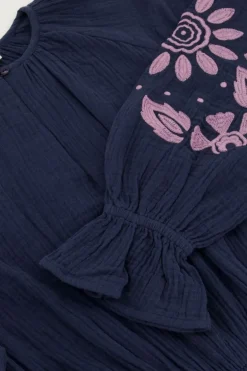 Robe En Mousseline Bleu Foncé Avec Broderie Lilas