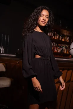 Robe Noire à Clous Et Découpes