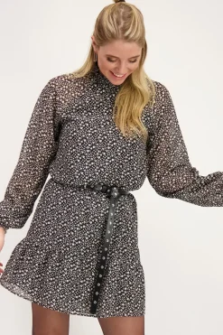 Robe Noire à Fleurs Blanches
