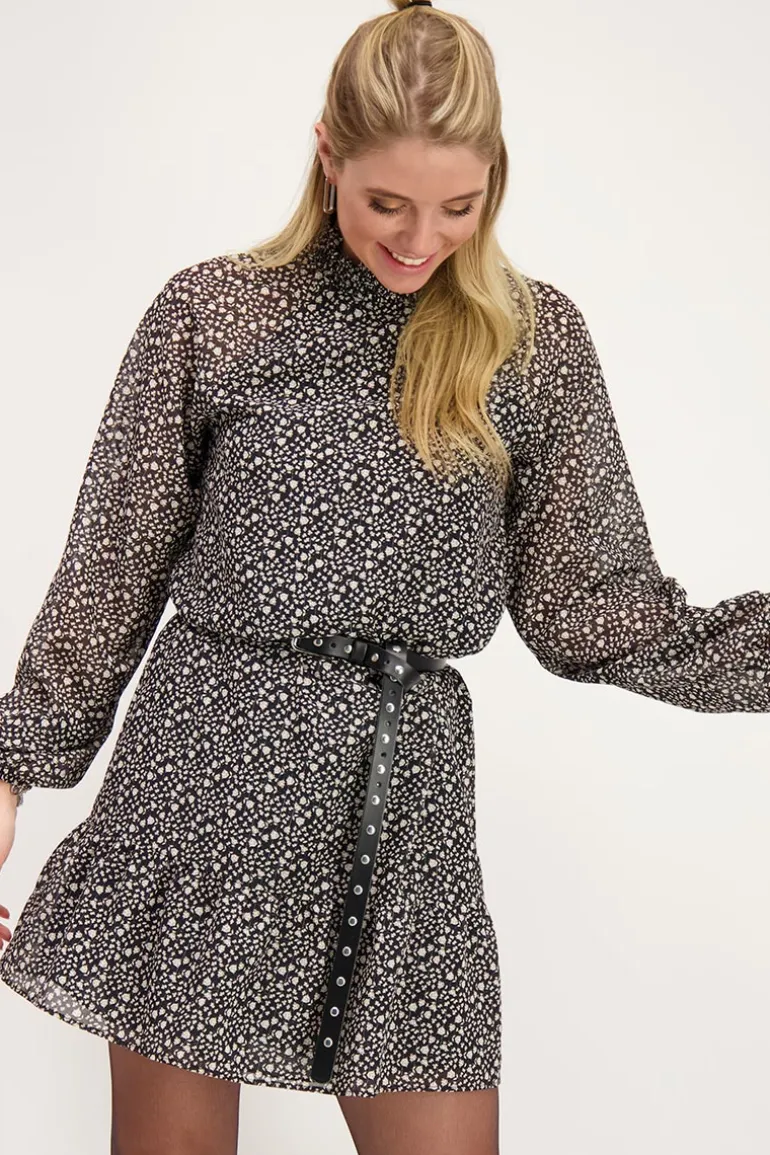 Robe Noire à Fleurs Blanches