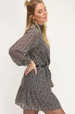 Robe Noire à Fleurs Blanches