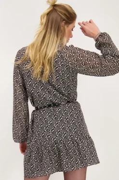 Robe Noire à Fleurs Blanches