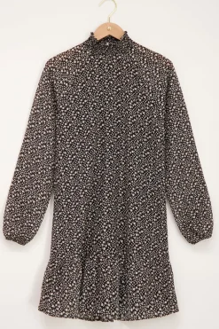 Robe Noire à Fleurs Blanches