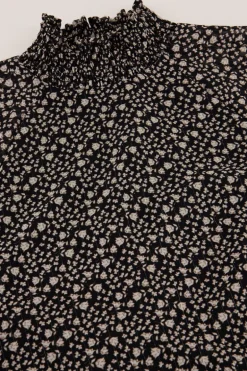 Robe Noire à Fleurs Blanches