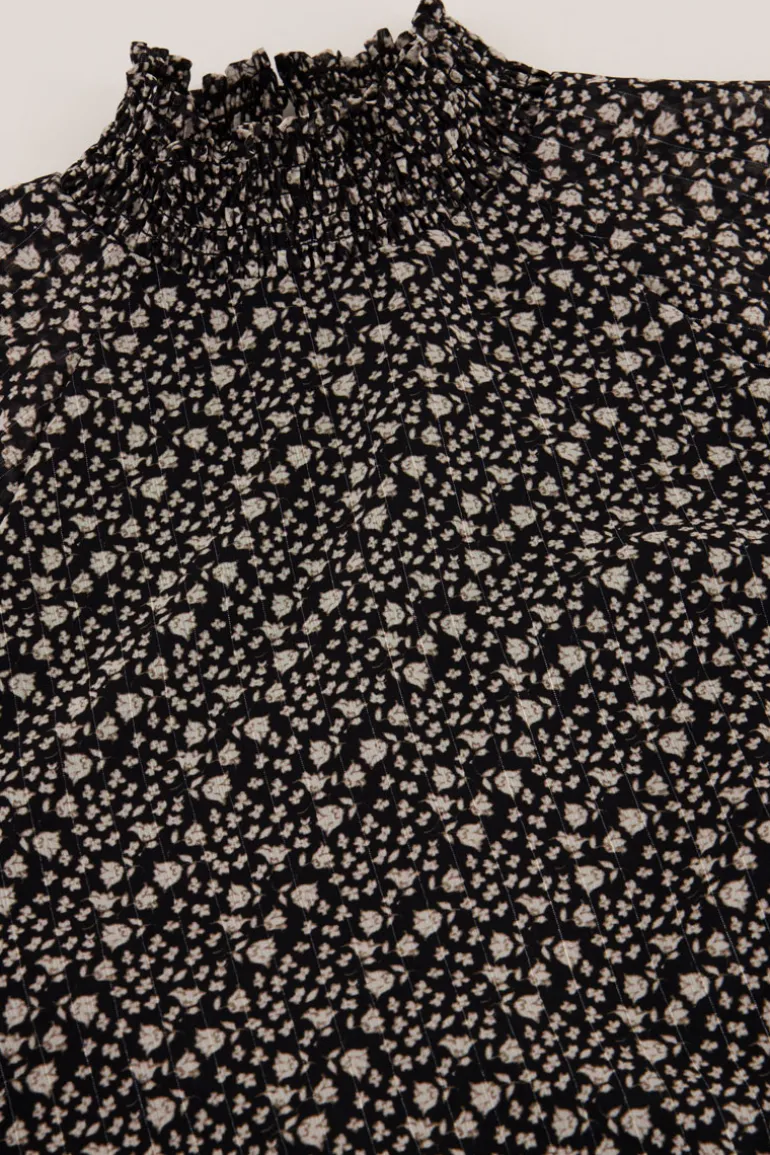 Robe Noire à Fleurs Blanches