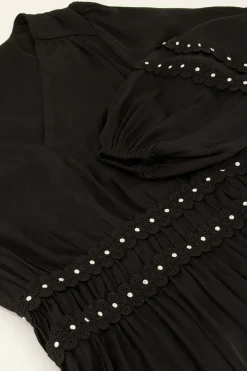 Robe Noire à Volants Et à Clous