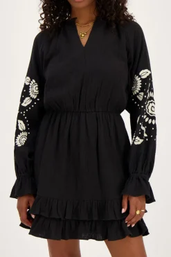 Robe Noire Avec Broderie Blanche