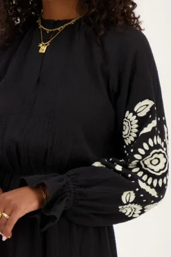 Robe Noire Avec Broderie Blanche