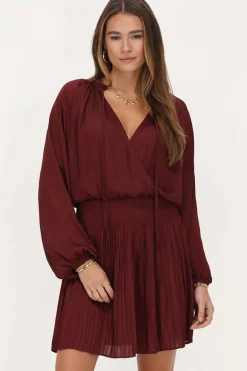 Robe Plissée Rouge Foncé Aspect Satiné