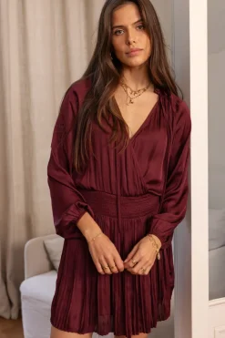 Robe Plissée Rouge Foncé Aspect Satiné