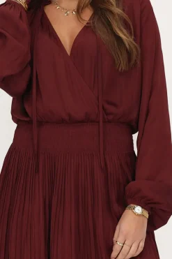 Robe Plissée Rouge Foncé Aspect Satiné