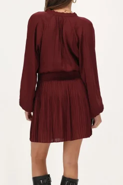 Robe Plissée Rouge Foncé Aspect Satiné