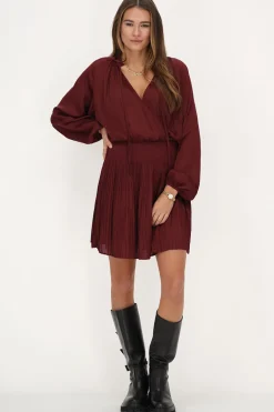 Robe Plissée Rouge Foncé Aspect Satiné