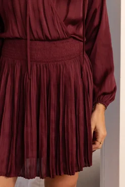 Robe Plissée Rouge Foncé Aspect Satiné