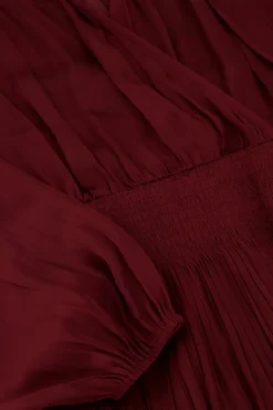 Robe Plissée Rouge Foncé Aspect Satiné
