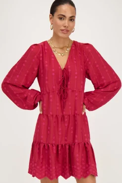 Robe Rouge à Manches Longues Avec Surpiqûres Sur Le Devant