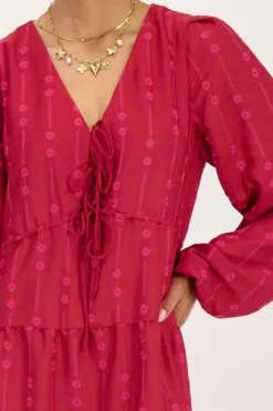 Robe Rouge à Manches Longues Avec Surpiqûres Sur Le Devant