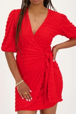 Robe Rouge Avec Chevauchement Et Structure