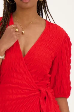 Robe Rouge Avec Chevauchement Et Structure