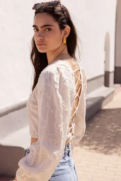 Top Broderie Beige Avec Dos Ouvert