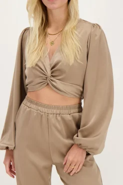 Top En Satin Beige Avec Bouton