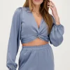 Top En Satin Bleu Avec Bouton