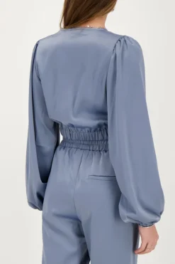 Top En Satin Bleu Avec Bouton