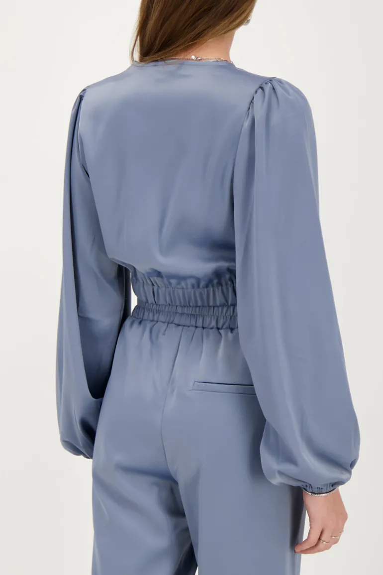 Top En Satin Bleu Avec Bouton