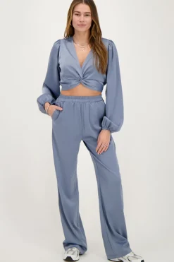 Top En Satin Bleu Avec Bouton