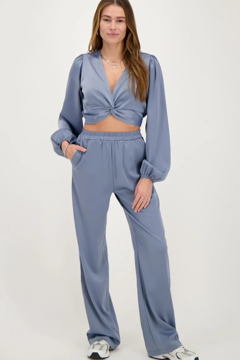 Top En Satin Bleu Avec Bouton