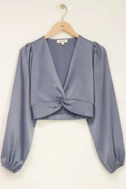 Top En Satin Bleu Avec Bouton