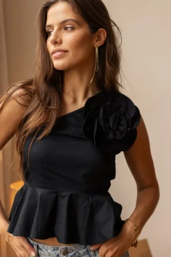 Top Noir Asymétrique Avec Une Grande Fleur