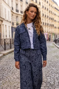 Veste En Jean Bleu Avec Des Roses