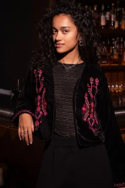 Veste En Velours Noir Avec Broderie Rose